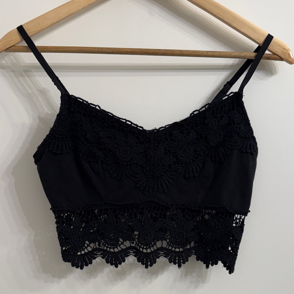 ⭐️GUC Garage crochet detail cropped tank